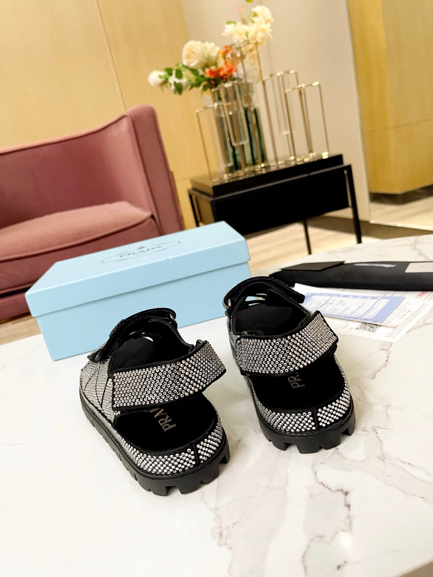 👟👟Ex-factory price 600👟👟 𝐏𝐑𝐀𝐃𝐀 ｜𝟐𝟎𝟐3/𝐒𝐒 𝐧𝐞𝐰 High version 💯💯💯 Parda 2023/fw new series Prada triangle logo Rhinestone model counter [authentic grade] version‼ ️Purchase ZP customization, the highest version on the market‼ ️ The original development shoe shape is super correct ‼ ️Highest restoration shoe type ‼ ️ Very good wrapping, slimming, high-end, super comfortable ‼ ️ Upper: imported silk, lining: lambskin, customized molding with iconic logo triangle buckle, outsole: original molding + hot-drilling process + pure handmade precision production. Code number: 35-39 (40, 41, customizable and non-returnable)